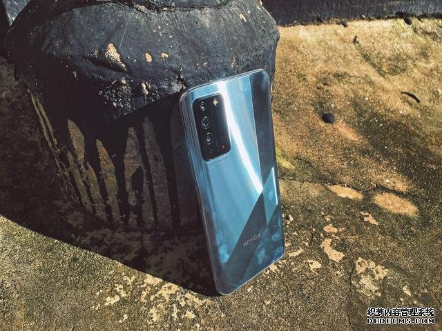 暴力解锁100%性能!90Hz+麒麟820+180Hz,荣耀X10全面评测