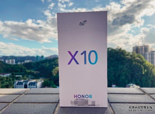 暴力解锁100%性能!90Hz+麒麟820+180Hz,荣耀X10全面评测