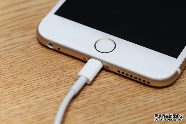 外媒曝光5.4英寸iPhone12机模!比SE还小巧,果粉:终于来了