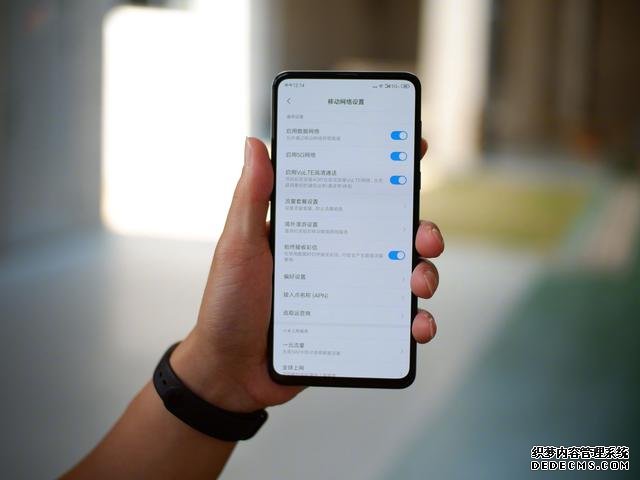 三款两千档5G新机,荣耀、红米、iQOO,应该怎么选?