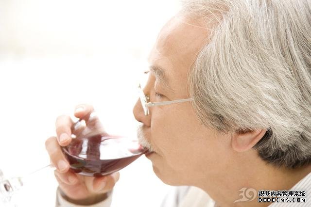 每天喝一点白酒的人,和完全不喝的人,谁的身体更健康?
