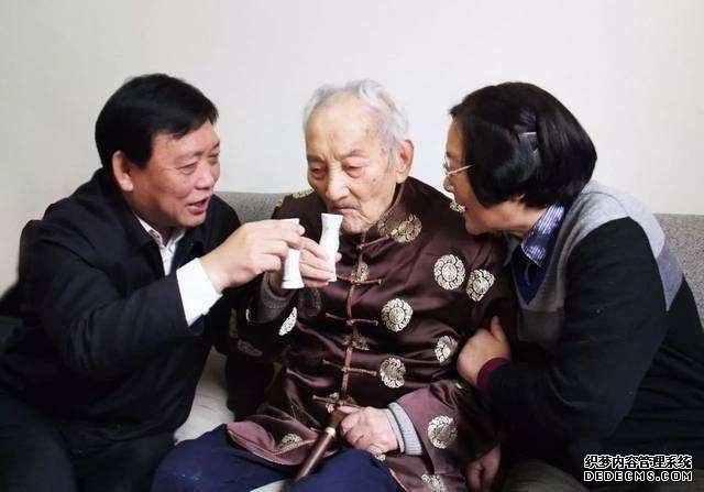 每天喝一点白酒的人,和完全不喝的人,谁的身体更健康?