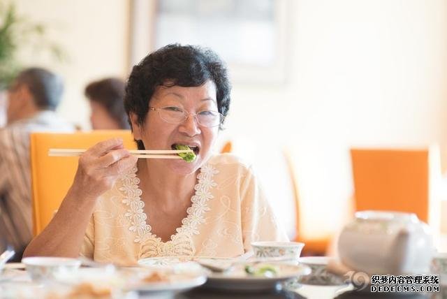 每天喝一点白酒的人,和完全不喝的人,谁的身体更健康?