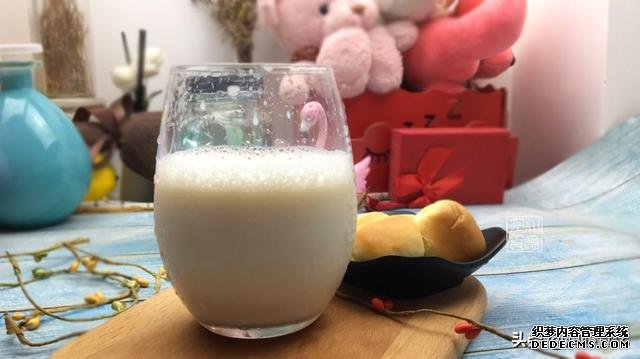 全脂、低脂、脱脂牛奶,应该怎么选?4个知识点,教你正确喝牛奶