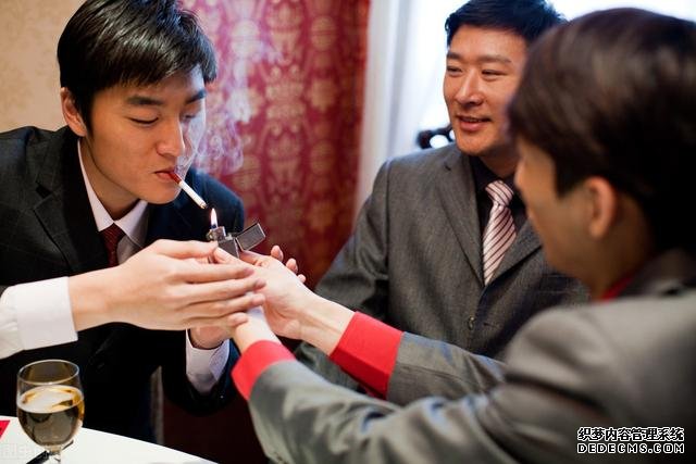 胃多是"养"出来的,提醒:5个伤胃习惯,及时改掉,胃会感激你