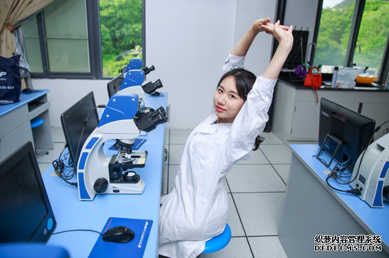 怎样才能有效健身养生?专家:睡前这样趴十分钟,等于跑步1小时