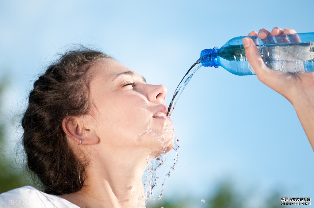 热水兑冷水对身体有伤害？正确饮水，这2点很重要