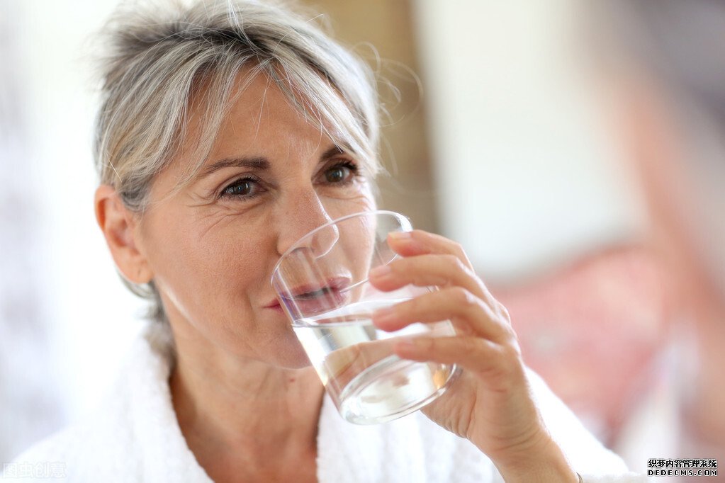 女子为做B超喝水憋尿致“水中毒”？健康喝水记住，三个关键词
