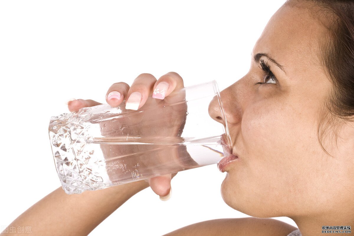 女子为做B超喝水憋尿致“水中毒”？健康喝水记住，三个关键词
