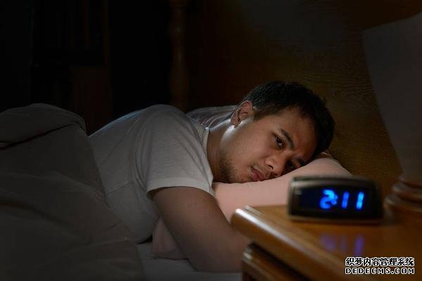 男人睡前出现4种表现，可能预示着早衰已来临，需及时调理