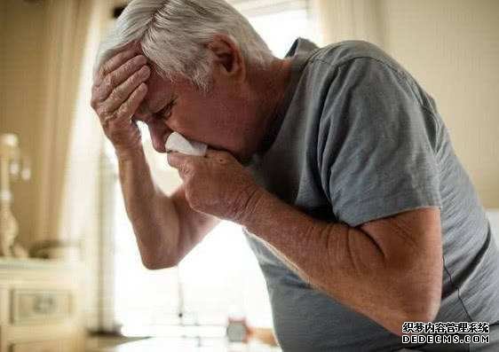 后背疼痛,到底是肾脏还是心脏有问题?医生:请不要忽视几种病