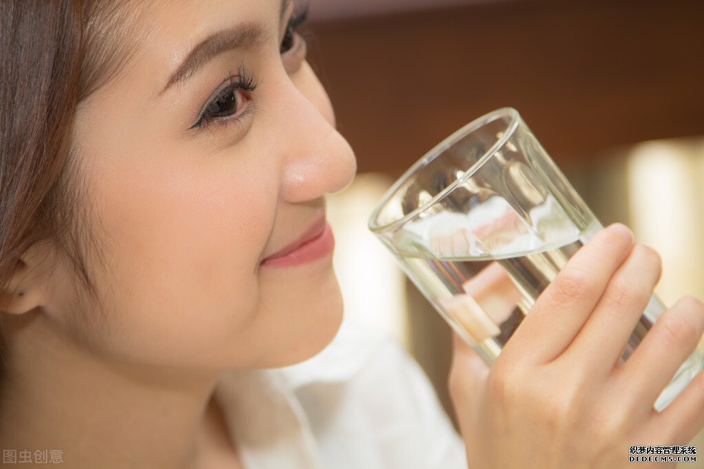 喝水越多尿也越多，多喝水会伤到肾脏吗？每天喝几杯水对身体好